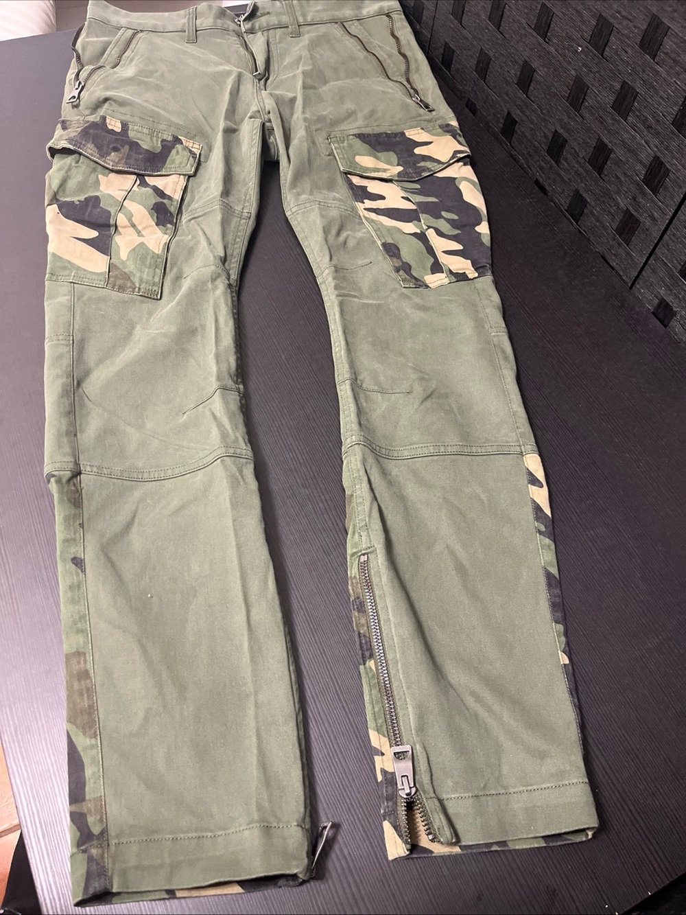 GUESS Men’s Utility Fit Olive Green Camo Cargo Pants Size 30